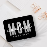 Íman A Mãe Mais Fria Desde 20XX Moderno, Um Pré-Disquet<br><div class="desc">Esta design simples e moderna é composta por tipografia sã-serif.</div>