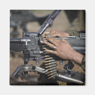 Íman A Marine carrega uma metralhadora M-240G