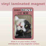 Íman A melhor mãe do gato adiciona foto verde rosa<br><div class="desc">Celebre a mãe do gato Purr-fect na sua vida com este adorável ímã fotográfico! Um imperativo para qualquer amante de os animais, este imã laminado de vinilo é uma forma doce de mostrar o seu momento de gatinho favorito. Seja para a geladeira, armário, ou qualquer superfície magnética, é uma maneira...</div>