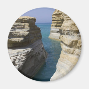 Íman A pedra calcária balança rochas na ilha de Corfu