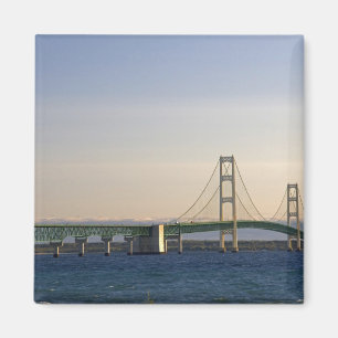 Íman A ponte Mackinac que atravessa o estreito de 3