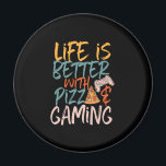 Íman A vida é melhor com pizza e jogos engraçados<br><div class="desc">A vida é melhor com pizza e jogos. Design engraçado e humorístico para jogadores, geeks e nerd de jogos. Esta mercadoria legal e incrível é excelente para aqueles que adoram brincar de video games e comer pizza. Perfeito para celebrar o Dia Nacional dos Videos games enquanto comia pizza no sofá....</div>