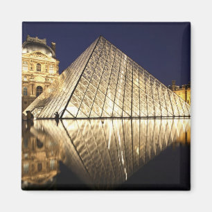 Íman A vista noturna da Pirâmide de vidro do Museu do