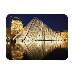 Íman A vista noturna da Pirâmide de vidro do Museu do