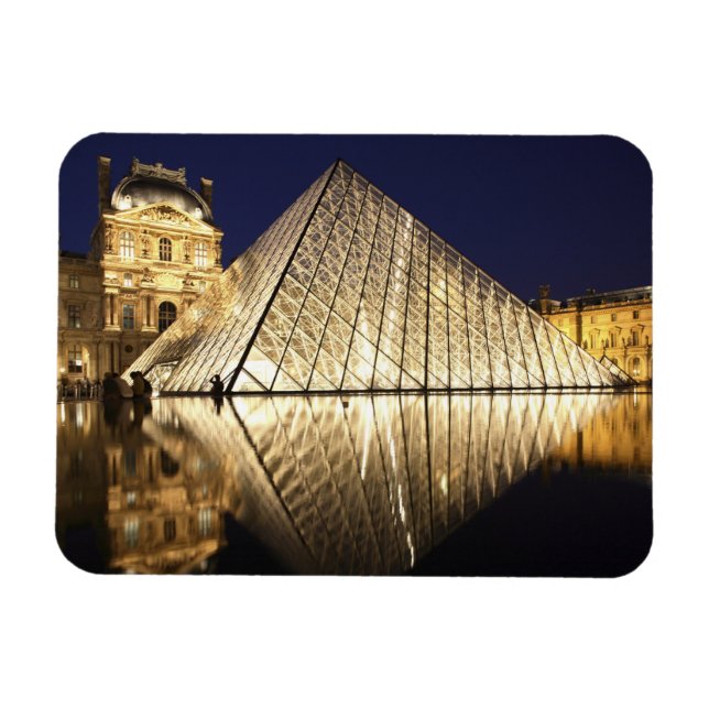Íman A vista noturna da Pirâmide de vidro do Museu do (Horizontal)