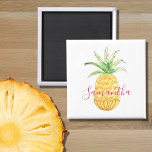 Íman Abacaxi tropical personalizado<br><div class="desc">Este ímã giro e giro é decorado com um abacaxi amarelo de aquarela e um nome em rosa. Você pode personalizá-lo mudando o nome ou fazer-o como um monograma. Original Watercolor © Michele Davies.</div>