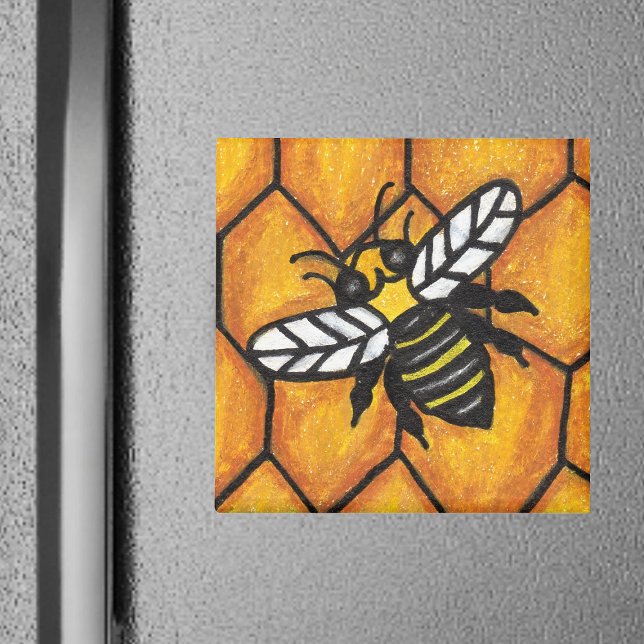 Íman Abelha Buzzing no Magnete Honeycomb (Black and yellow bumble bee on golden honeycomb on square magnet.)