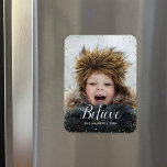 Íman Acredite | Glitz Faux Glitter Overlay<br><div class="desc">Ímanes de fotos de feriado personalizados impressos com um modelo simples para personalização. Esta design moderna chic tem uma borda de confete falsa e texto de caligrafia na moda. O texto diz "Acredite". Personalize-o com suas fotos e adicione seu nome de família e o ano. Use as ferramentas de design...</div>