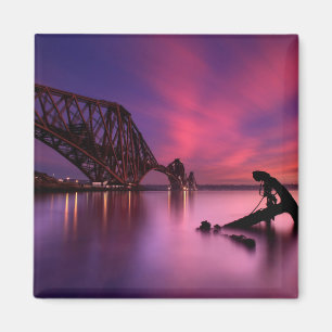 Íman Adiante ponte do trilho no por do sol Scotland