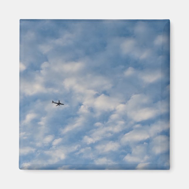 Íman Airplane Crossing a Cloud-Filled Blue Sky (Frente)