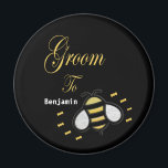 Íman Alcance Para Ser Uma Personalização De Casamento D<br><div class="desc">O "Groom To Be Bachelor Party Personalize Magnet" tem uma abelha divertida. Excelente e diversão para que o Groom Be use todos os dias e como presente no Bachelor Party. Personalize com o Groom para ser o nome.</div>