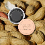Íman Alerta de Alergia Bilíngue a Peach<br><div class="desc">Apresentando nosso ímã "Alerta Bilíngue de Alergia a Pêssego", um complemento compassivo aos seus esforços de conscientização para a alergia. Apresentando nítida tipografia negra contra um leve fundo de pêssego, este ímã garante visibilidade e comunicação de sua alergia ao amendoim em inglês e espanhol. Personalize-o com seu nome para uma...</div>