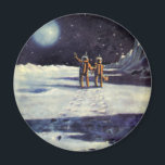 Íman Aliens do Astronauta de Ficção Científica Vintage<br><div class="desc">Vintage ilustra astronautas futuristas e aliens na imagem da ficção científica no espaço sideral. Dois astronautas alienígenas são pegadas fazeres na lua e olhando para cima para o planeta Terra no céu noturno com estrelas. Um clássico design de quadrinhos retrô de ficção científica.</div>