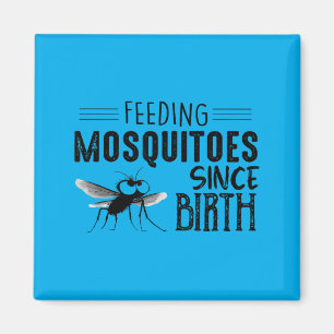 Íman Alimentando Mosquitos Desde o Nascimento