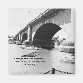 Íman Alligador nadando pela Ponte de Londres