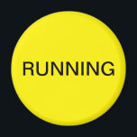 Íman amarelo de máquina de lavar louça<br><div class="desc">Íman mínimo de cozinha de máquina de lavar louça "em execução" com um fundo amarelo que o ajuda com a organização da cozinha. Personalize com o seu texto.</div>