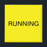 Íman amarelo de máquina de lavar louça<br><div class="desc">Íman mínimo de cozinha de máquina de lavar louça "em execução" com um fundo amarelo que o ajuda com a organização da cozinha. Personalize com o seu texto.</div>