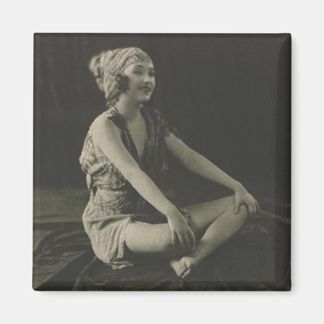 Íman Ame uma pobre garota de barriga sentada entre pern (Frente)