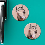Íman amigo que não é cor-de-rosa comida com leitão giro<br><div class="desc">Esta imã de geladeira de vegan Amigo não comida apresenta texto preto e um leitão preto e rosa giro sobre fundo rosa. Avise a qualquer um que os animais são nossos amigos, não nossa comida. Se precisar de ajuda, personalização adicional ou outros itens correspondentes, por favor, sinta-se à vontade para...</div>