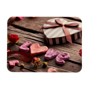Íman Amor da palavra com o presente dado forma coraçã