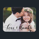 Íman Amor e Obrigados | Casamento com Fotografia em Cal<br><div class="desc">Celebre seu amor e mostre gratidão com nosso obrigado de casamento de fotos personalizável, seu imã! Essa única manutenção é perfeita para lembrar seus entes queridos de seu dia especial enquanto expressava seus obrigados sentidos de uma forma memorável. Ele apresenta uma camada moderna de fotos tipográficas. Personalize adicionando sua foto...</div>