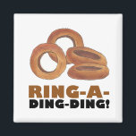 Íman Anéis Anéis de Cebola Anéis Anéis de Anéis de Anéi<br><div class="desc">Apresenta uma ilustração original dos deliciosos anéis de cebola fritos de ouro, com RING A DING numa fonte divertida. Excelente para o seu alimento favorito ou viciado em comida. Não vê o que está procurando? Precisa de ajuda para a personalização? Clique em "rebeccaheartsny" (canto superior direito) e em "contate este...</div>