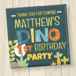 Íman Aniversário do Modern Cute Dino Dinosaur Kid Obrig<br><div class="desc">Composto por tipografia manuscrita em sans serif divertida; dinossauros T-REX bonitos no fundo Este é projetado por Fornecimentos de Partido Selecionado,  exclusivo para Zazzle. Disponível aqui: http://www.zazzle.com/store/selectpartysupplies</div>