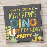 Íman Aniversário do Modern Cute Dino Dinosaur Kid Obrig<br><div class="desc">Composto por tipografia manuscrita em sans serif divertida; dinossauros T-REX bonitos no fundo Este é projetado por Fornecimentos de Partido Selecionado,  exclusivo para Zazzle. Disponível aqui: http://www.zazzle.com/store/selectpartysupplies</div>