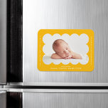 Íman Anúncio de Nascimento do Quadro Escalado Moderno A<br><div class="desc">Íman de anúncio de nascimento moderno com a foto do seu bebê aninhada dentro de uma imagem amarela brilhante escalpada. Personalize o ímã de anúncio de nascimento amarelo adicionando o nome do seu bebê e informações adicionais em letras brancas.</div>