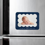 Íman Anúncio de Nascimento do Quadro Escalado Moderno d<br><div class="desc">Íman de anúncio de nascimento moderno com a foto do seu bebê aninhada dentro de um marinho escalpado. Personalize o ímã de anúncio de nascimento do marinho adicionando o nome do seu bebê e informações adicionais em letras brancas.</div>