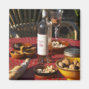 Íman Aperitivo e aperitivos preparados: pão, azeitonas,