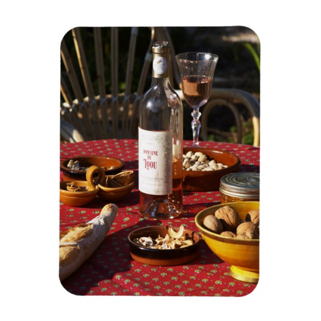 Íman Aperitivo e aperitivos preparados: pão, azeitonas, (Vertical)