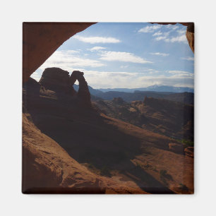 Íman Arch Delicado através da Janela Rock em Arches
