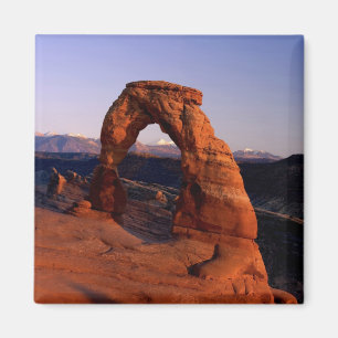 Íman Arco Delicado ao Pôr do Sol com La coberto de neve