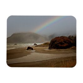 Íman Arco-íris e nuvens em uma praia do rio Pistil Oreg
