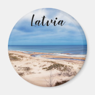 Íman Areia branca perto do mar Báltico, na Letónia