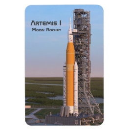 Íman Artemis One Moon Rocket on Pad