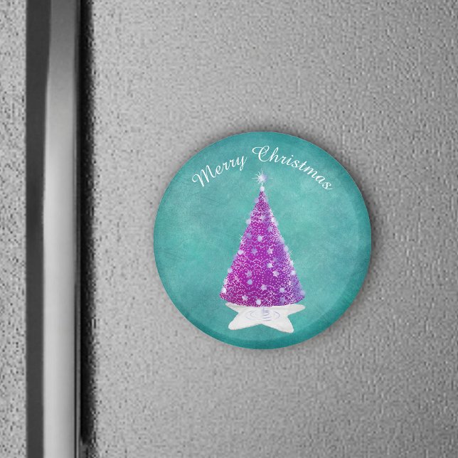 Íman Árvore de Natal Rosa Brilhante Estrelas Prateadas  (Shiny pink tree star rug silver ornament on Merry Christmas teal round magnet.)