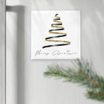 Íman Árvore Negra Dourada Minimalista Feliz Natal<br><div class="desc">Árvore Negra Dourada minimalista O Feliz Natal está em um roteiro de estilo manuscrito com na moda e uma fita como ilustração simplista de árvore.</div>