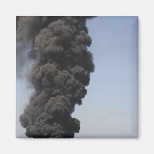 Íman As nuvens de fumo escuras e de fogo emergem