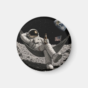 Íman Astronauta Relaxando com Cerveja na Lua