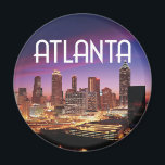 Íman Atlanta, linha do horizonte da cidade da Geórgia à<br><div class="desc">Atlanta,  foto da Georgia com as luzes brilhantes do horizonte da cidade ao anoitecer e o nome Atlanta no topo em uma fonte deco. Excelente para guardar lembrança de Atlanta ou uma celebração da cidade.</div>