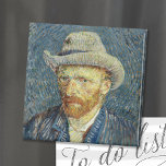 Íman Autorretrato | Vincent Van Gogh<br><div class="desc">Autorretrato com Felt Hat (1887), Cinza, do artista poste-impressionista holandês Vincent Van Gogh. Van Gogh frequentemente se usou como modelo para praticar pintura artística. É claro que ele estudou a técnica do pontilhismo, mas suas pinceladas não são sistemáticas e aplicou as marcas de forma única. Esta pintura é também uma...</div>