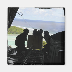 Íman Aviões empurram uma palete de mercadorias doadas