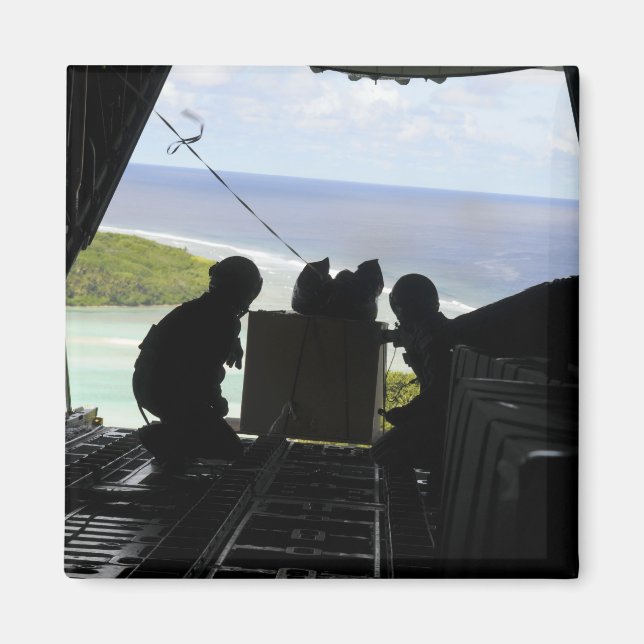 Íman Aviões empurram uma palete de mercadorias doadas (Frente)