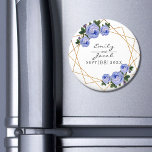 Íman Azul Floral Elegante Dourada Glitter Geométrico<br><div class="desc">Íman de casamento. O design apresenta um padrão geométrico elegante de brilho dourado brilhante. Sobreposta com rosas de cor azul-aquosa e folhagem verde em dois cantos. Personalize esta modelo para adicionar suas informações. Clique para personalizar ainda mais para fazer mais alterações. Tudo é personalizável. Precisa de personalização ou de perguntas...</div>
