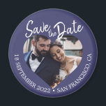 Íman Azul Marinho Foto Moderno Script Save the Date<br><div class="desc">Ímã de foto azul-marinho com escrita moderna para salvar a data do casamento, apresentando uma janela de foto em forma de coração, fundo azul-marinho profundo e texto em escrita manual em branco. Este design exibe sua foto de noivado ao mesmo tempo em que apresenta claramente a data e o local...</div>