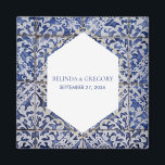 Íman Azulejos Russos Portugueses Favor de Casamento<br><div class="desc">Este design apresenta padrões azulejos portugueses russos. O texto do casamento é elegantemente enquadrado com uma forma geométrica branca e dourada. Azulejo único,  azul e branco,  favorece design com elementos modernos. Os convites de casamento e outros artigos de papelaria também estão disponíveis.</div>