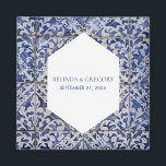 Íman Azulejos Russos Portugueses Favor de Casamento<br><div class="desc">Este design apresenta padrões azulejos portugueses russos. O texto do casamento é elegantemente enquadrado com uma forma geométrica branca e dourada. Azulejo único,  azul e branco,  favorece design com elementos modernos. Os convites de casamento e outros artigos de papelaria também estão disponíveis.</div>