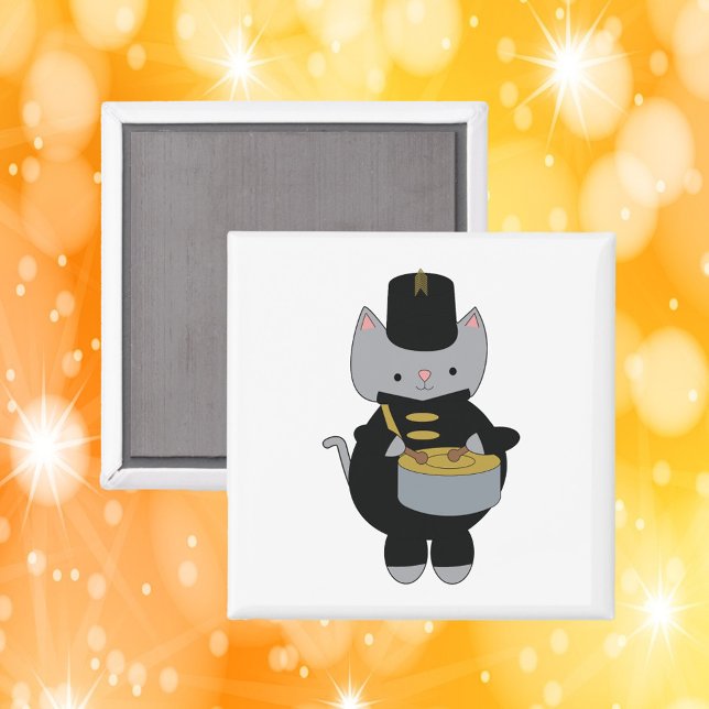 Íman Banda de Marcha Negra Tambor Preto (A magnet featuring a cat wearing a black & gold marching band uniform with a snare drum.)